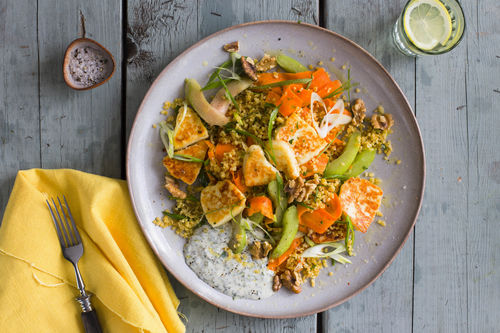 Sommerlicher Rhabarber-Bulgur mit gebratenem Halloumi