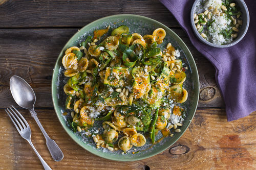Saftige Peperoni-Orecchiette mit Kaiserschoten und Pinienkernen