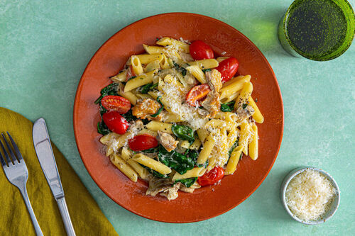 Pasta mit Räuchermakrele in cremiger Sauce mit Spinat und Tomaten