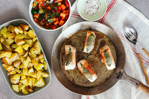 Schweine-Saltimbocca mit gebackenen Kartoffeln und Tomaten