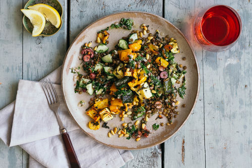 Mediterranes Linsengemüse mit Pinienkernen und Oliven