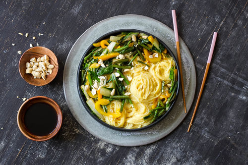Kokos-Curry mit Pak Choi dazu Paprika, Glasnudeln und Cashews