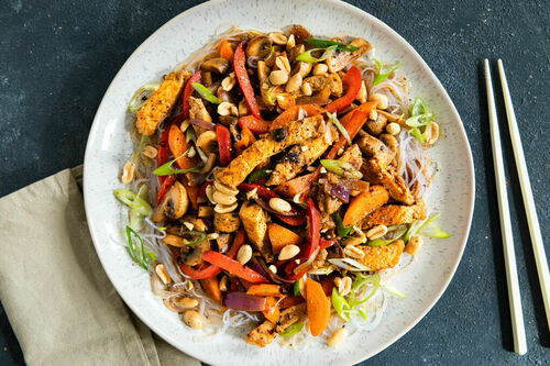 Schweinefleisch-Gemüse-Pfanne auf Glasnudeln mit Erdnüssen