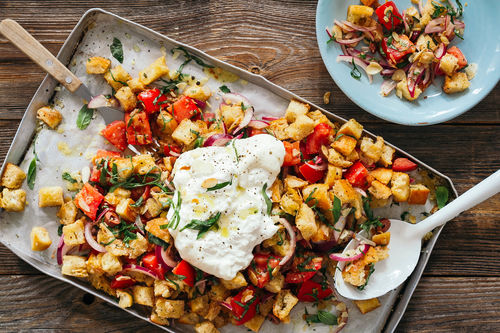 Italienischer Burratasalat mit Tomaten, Brot und Oliven