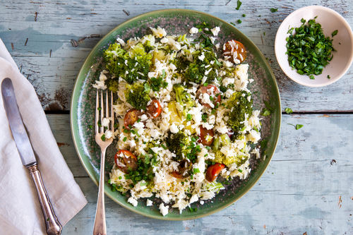 Sommerlicher Tomatenpilaw mit Hirtenkäse und Brokkoli