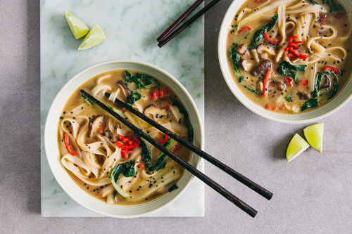 Shiitake-Erdnuss-Suppe mit Chili, Pak Choi und Nudeln