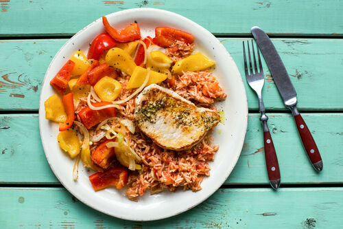 Saftiges Schweinerückensteak mit Djuvec-Reis und buntem Paprikagemüse