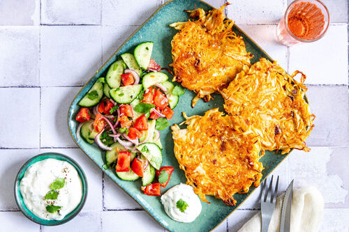 Krosse Cheddar-Weißkohl-Puffer mit Tomaten-Gurken-Salat und Korianderdip