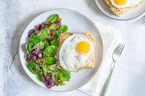 Croque mit Ei und Wildkräutersalat mit einem leckeren Datteldressing