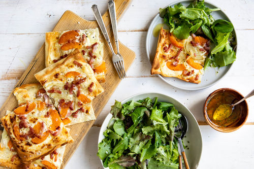 Fruchtiger Speck-Flammkuchen mit Aprikosen und Romanasalat