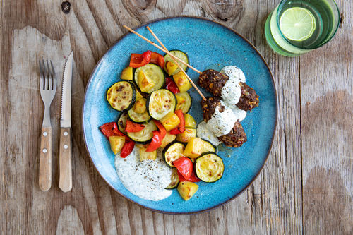 Rinderhackfleisch-Kebab mit Paprika-Gemüse und Joghurtsauce