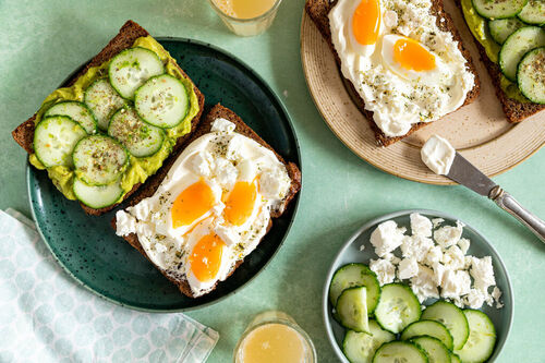 Special: Schnittchen mit Fetacreme und Ei und mit Guacamole und marinierter Gurke