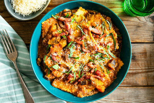 Ricotta-Girasole und knuspriger Speck mit fruchtiger Auberginen-Tomaten-Sauce