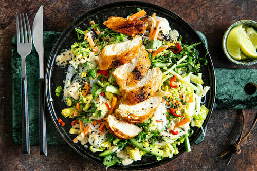 Gebratene Hähnchenbrust auf Glasnudeln mit knackigem Salat und Sesamdressing