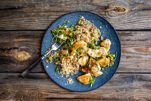 Gebratenes Hähnchenfilet mit Paprika-Salsa und Couscous