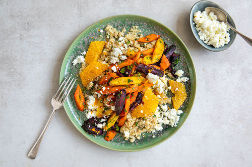 Regenbogen-Karottensalat mit Quinoa und Hirtenkäse