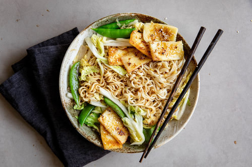 Asiatischer Miso-Paneer mit Zuckerschoten und Mie-Nudeln