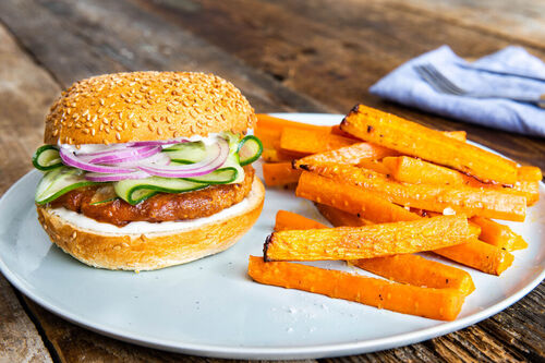 „Chicken“-Katsu-Burger vegan mit Karottenpommes und eingelegter Gurke