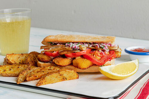Veganes Fischstäbchen-Sandwich mit Ofenkartoffeln, Fenchel und Tomaten
