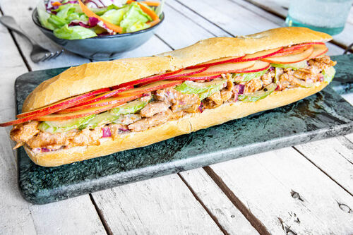 Veganes „Hähnchen“-Sandwich mit Apfel und Salat