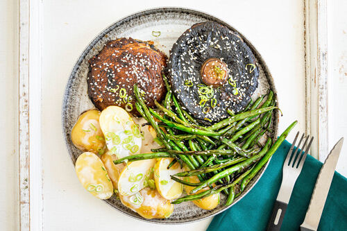 Portobello-Pilze mit Miso verfeinert dazu grüne Bohnen und veganer Kartoffelsalat