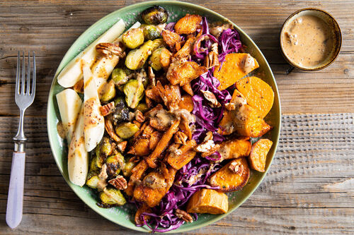 Bunter Salatteller mit veganem Huhn mit Rosenkohl, Birne und Pekannuss