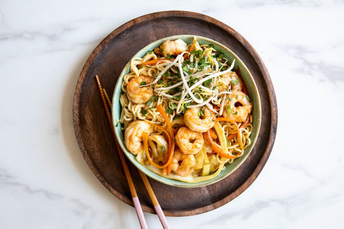 Bami Goreng mit Garnelen an Soja-Mie-Nudeln und Sprossen