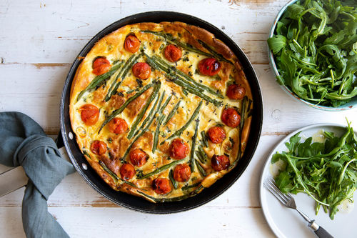 Knusprige Gemüseclafouti mit Rucolasalat und grünen Bohnen