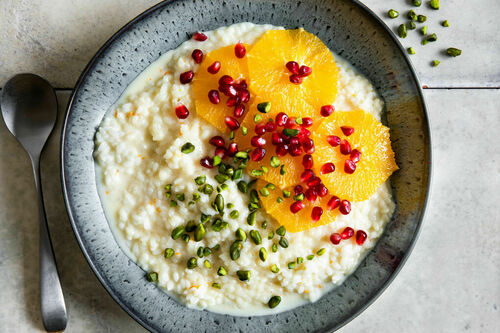 Milchreis mit weißer Schokolade garniert mit Granatapfel, Orange & Pistazien