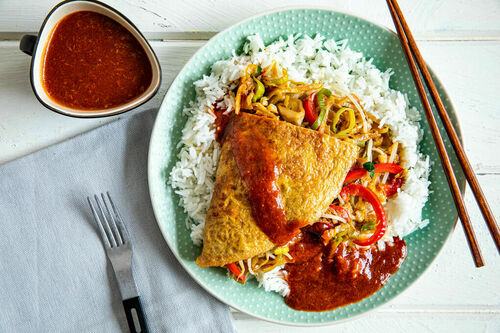 Gemüse-Omelett „Fu Yong Hai“ mit süß-saurer Tomatensauce und Reis