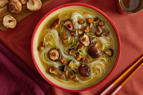 Duftende Shiitake-Nudelsuppe mit Mie-Nudeln und Aubergine