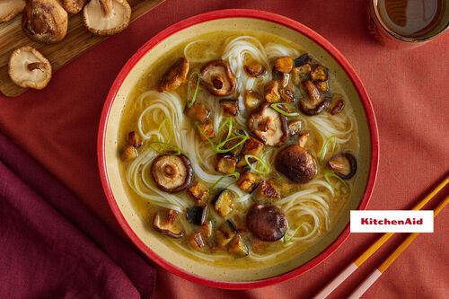 Special: Duftende Shiitake-Nudelsuppe mit Reisbandnudeln und Aubergine