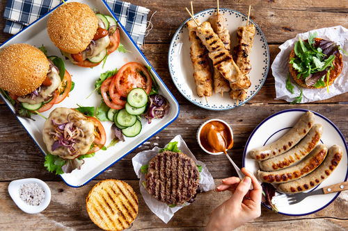 Burger, Thüringer Bratwürste und würzige Hähnchenspieße