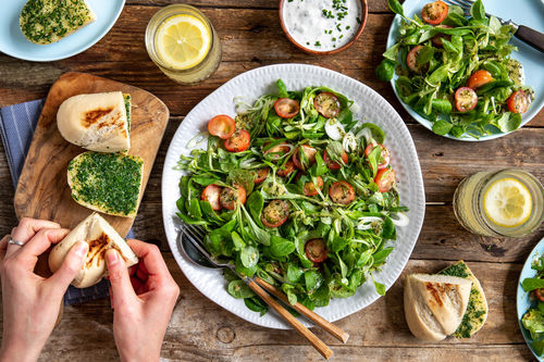 Feldsalat mit Tomaten, Schnittlauch-Dip und Knoblauchbrote