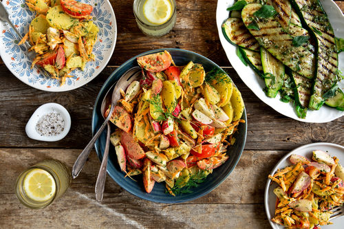 Bunter Kartoffelsalat und Grillzucchini mit Oregano