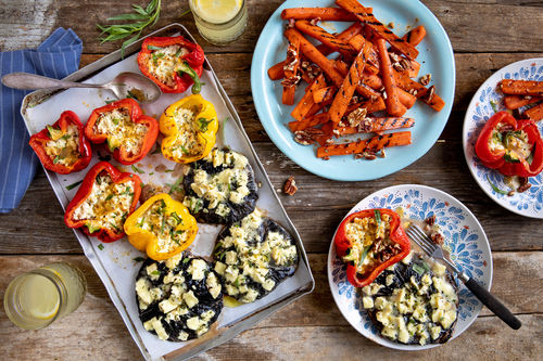 Gefüllte Paprika mit Fetakäse dazu Portobellos und BBQ-Kartoffeln