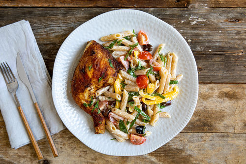 Krosse Hähnchenschenkel mit Pastasalat und Za'atar-Joghurt