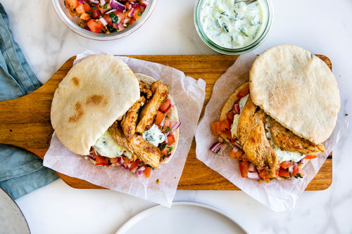 Hähnchen-Schawarma im Pitabrot  mit Gurkenjoghurt und Tomatensalat