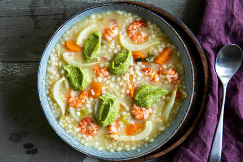 Garnelen-Perlencouscous-Eintopf mit Fenchel und Mandel-Minze-Pesto