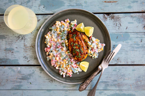 Saftiges BBQ-Hähnchen mit Paprika-Mais-Salat