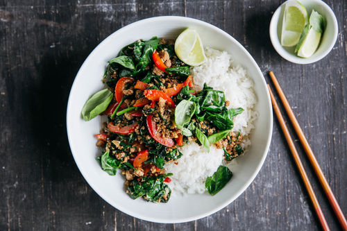 Schnelles Thai-Rindergehacktes mit Spinat und Basmatireis