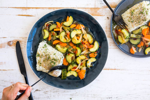 Gebackene Kabeljaufilets mit süß-sauren Karotten-Schmorgurken