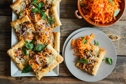 Thai-Pizza mit Schweinehack und Paprika-Karotten-Salat