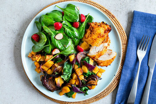 Koreanisches Hähnchen mit Kartoffeln und Radieschen-Spinat-Salat