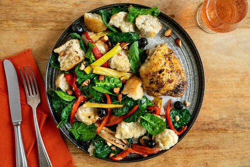 Hähnchen-Brot-Salat aus dem Ofen mit Rauchmandeln und Oliven