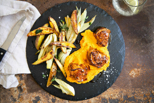 Scharfes Schweinefilet mit Ofengemüse und Karottenhummus