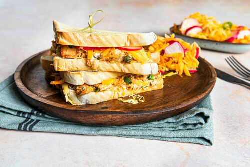 Warmes Thunfisch-Käse-Sandwich mit Kapern und eingelegtem Gemüse