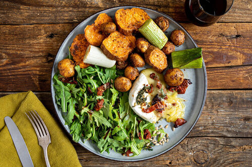 Gebackener Camembert mediterrane Art mit Low-Carb-Ofengemüse und Rucolasalat