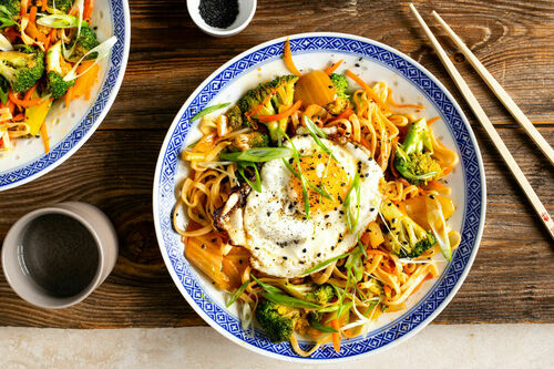Kimchi-Nudelpfanne mit Spiegelei mit Udon-Nudeln und Brokkoli