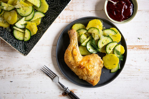 Hähnchenschenkel aus dem Ofen mit Kartoffel-Gurken-Salat und Dill